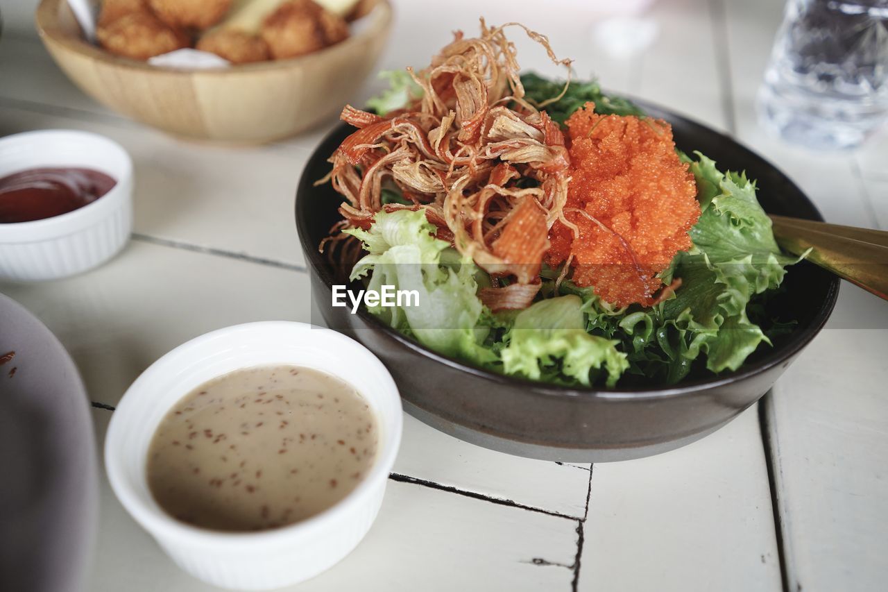 HIGH ANGLE VIEW OF MEAL SERVED IN BOWL