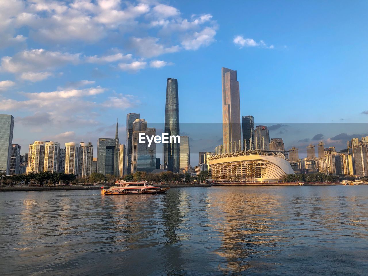 SCENIC VIEW OF RIVER AND BUILDINGS AGAINST SKY