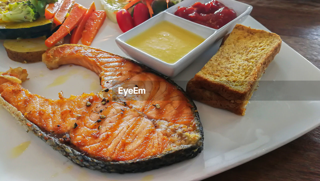 HIGH ANGLE VIEW OF BREAKFAST SERVED IN PLATE