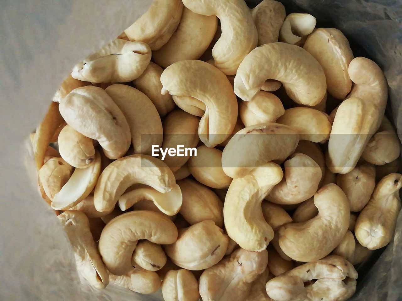 HIGH ANGLE VIEW OF COFFEE BEANS IN CONTAINER