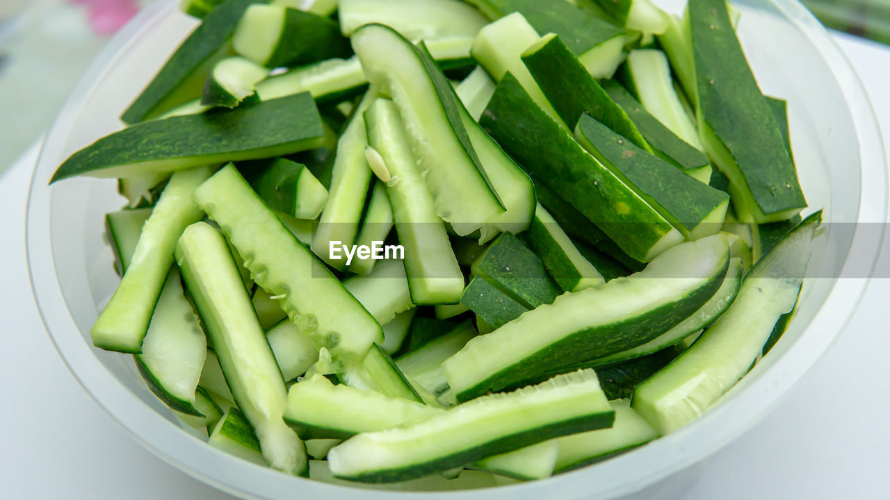 HIGH ANGLE VIEW OF GREEN VEGETABLES IN BOWL