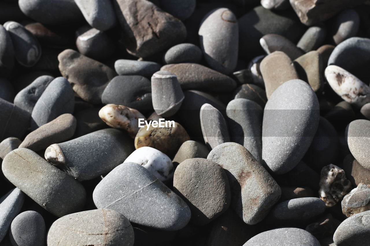 FULL FRAME SHOT OF STONES AND PEBBLES