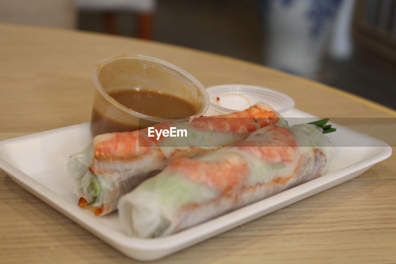 CLOSE-UP OF SUSHI ON PLATE