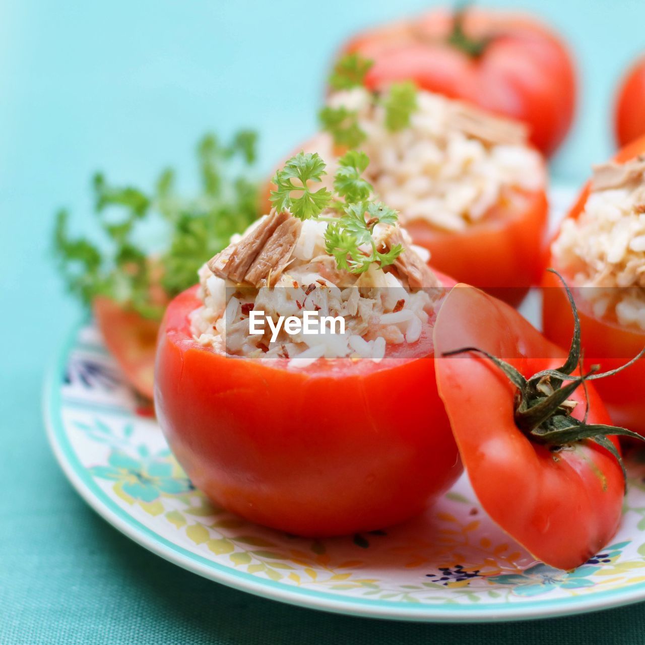 CLOSE-UP OF TOMATOES IN PLATE