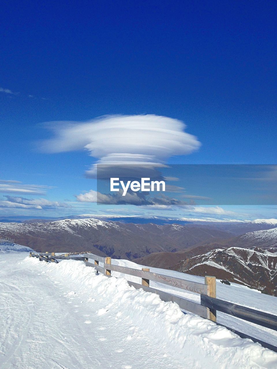 Idyllic shot of lenticular cloud in sky over mountain range