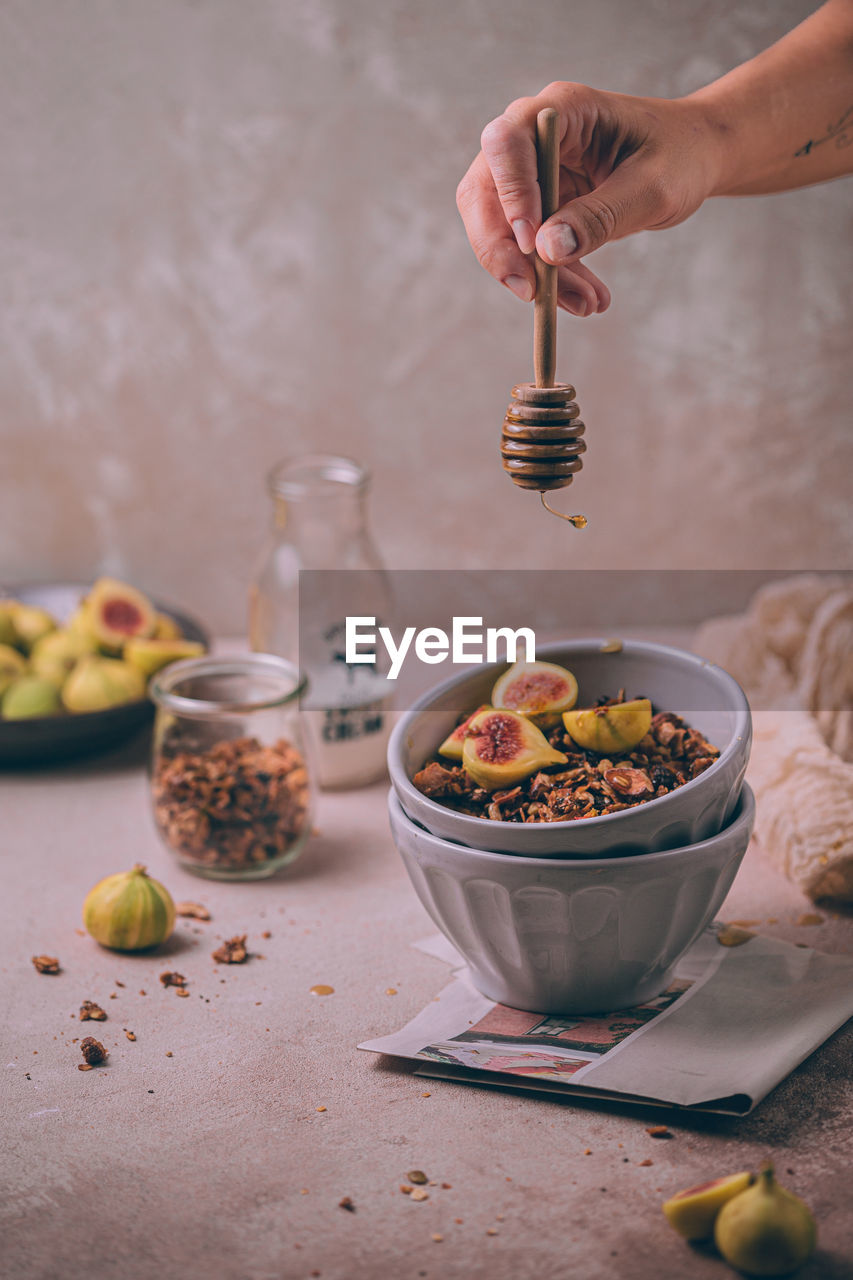 CROPPED IMAGE OF PERSON PREPARING FOOD