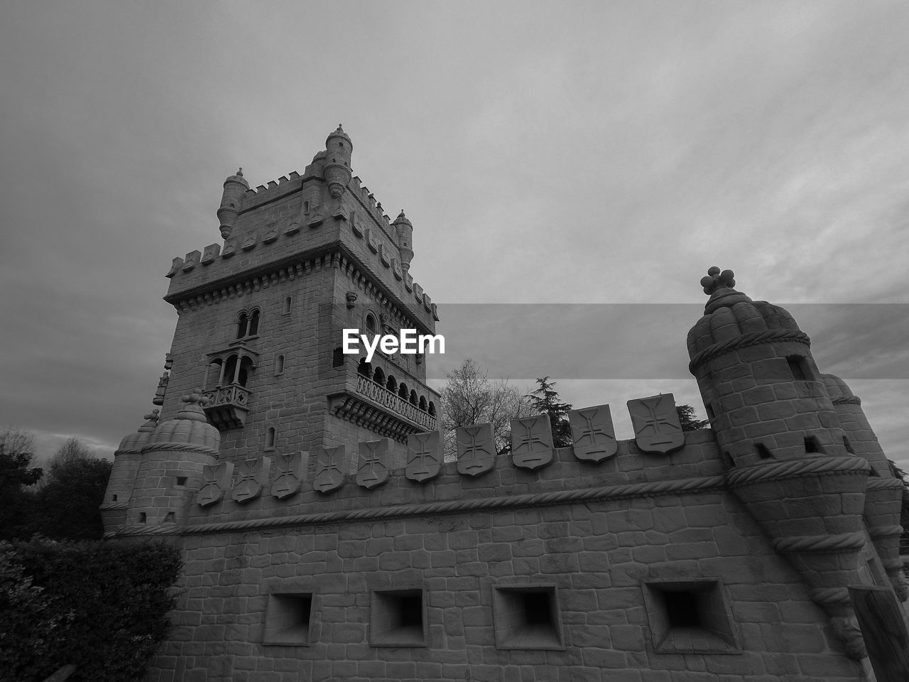 architecture, built structure, building exterior, sky, black and white, history, the past, low angle view, monochrome, castle, travel destinations, monochrome photography, building, nature, no people, cloud, travel, tower, tourism, landmark, city, outdoors, day, white