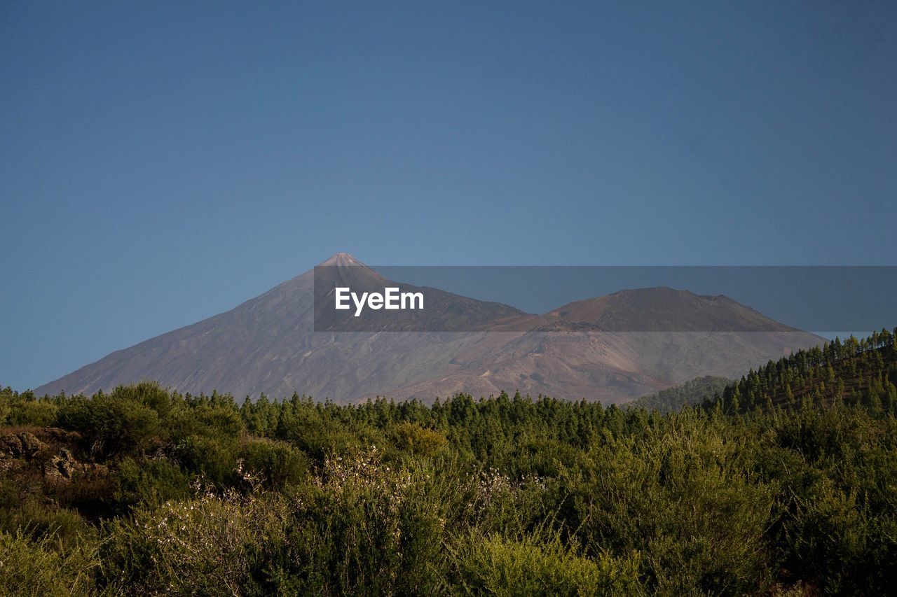 SCENIC VIEW OF MOUNTAIN AGAINST CLEAR BLUE SKY