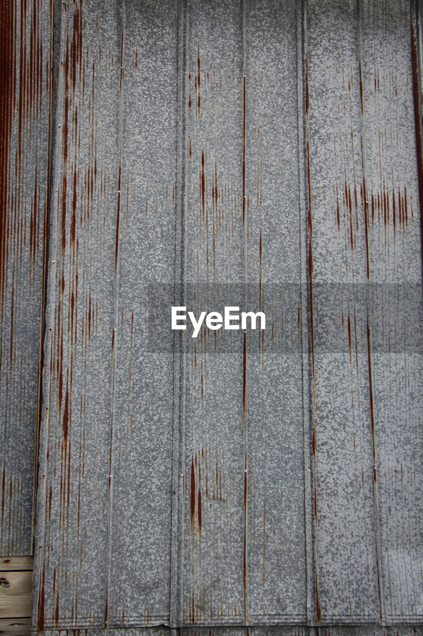 FULL FRAME SHOT OF TEXTURED WOOD WITH METAL GRATE