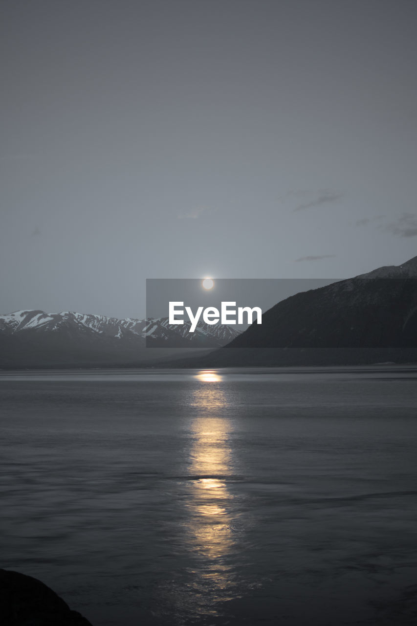 SCENIC VIEW OF SEA AGAINST SKY AT NIGHT