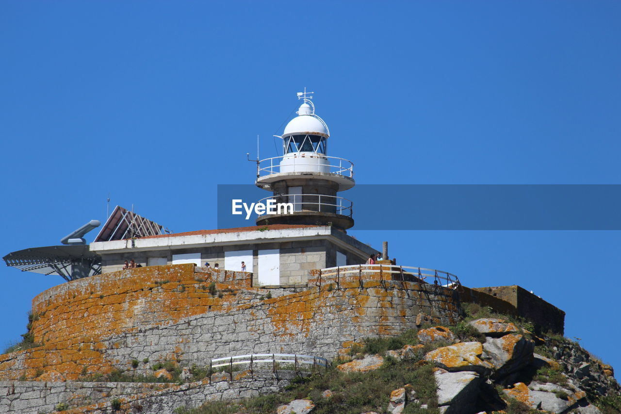 LOW ANGLE VIEW OF LIGHTHOUSE AGAINST BLUE SKY