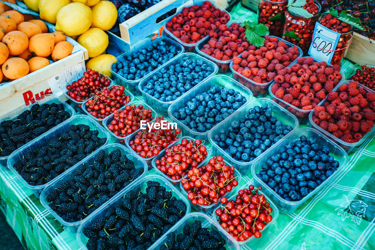 HIGH ANGLE VIEW OF FRUITS IN MARKET