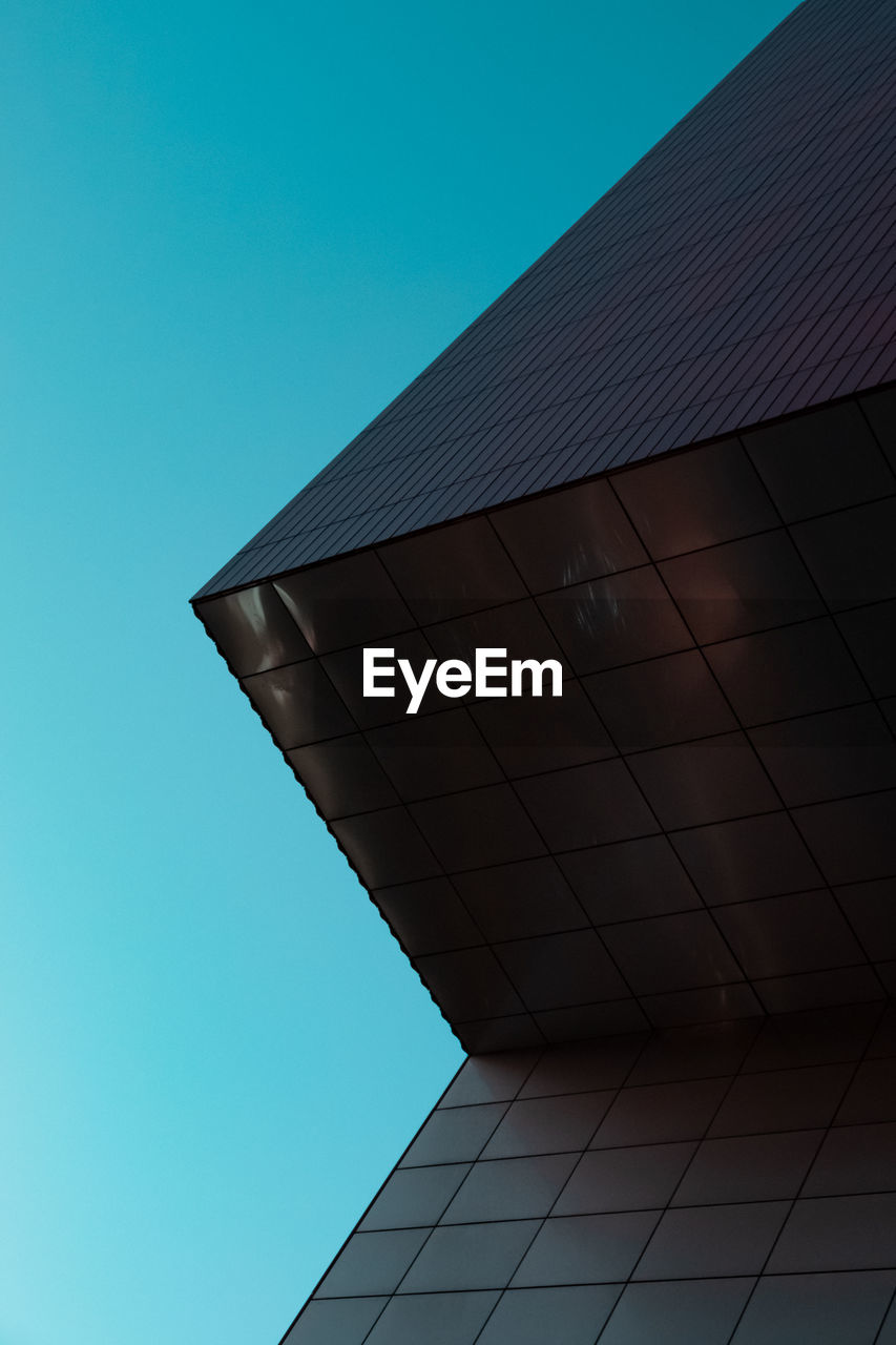 LOW ANGLE VIEW OF MODERN BUILDING AGAINST CLEAR SKY