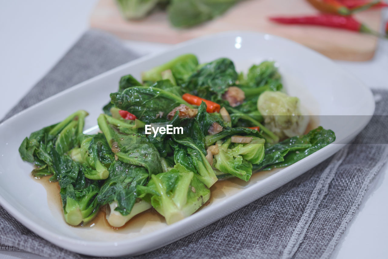 CLOSE-UP OF SALAD IN PLATE