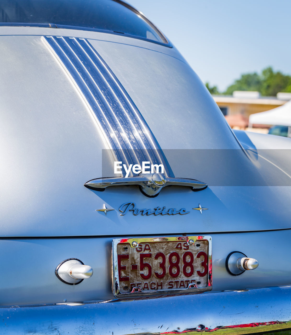 CLOSE-UP OF VINTAGE CAR WITH BLUE METAL
