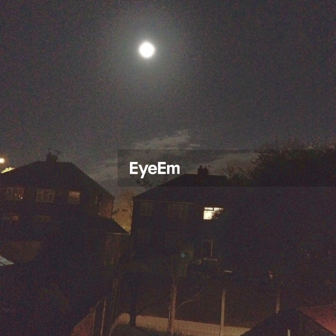 LOW ANGLE VIEW OF ILLUMINATED STREET LIGHT AT NIGHT