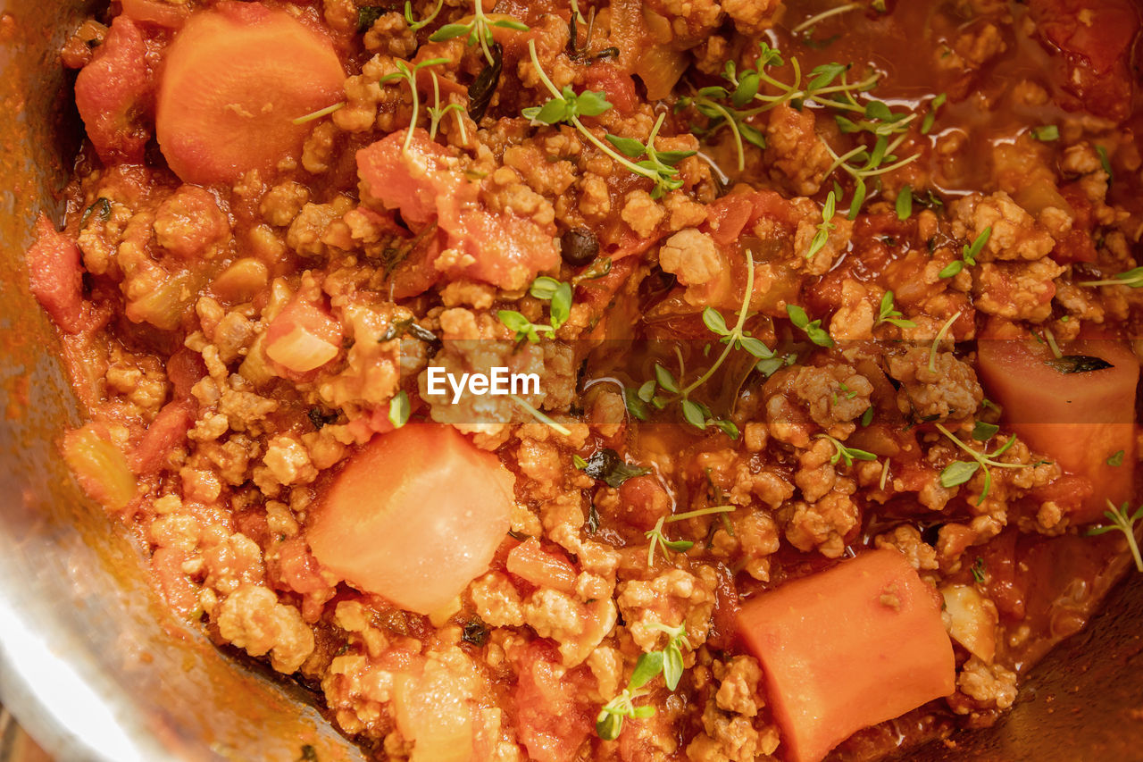 HIGH ANGLE VIEW OF FOOD IN BOWL