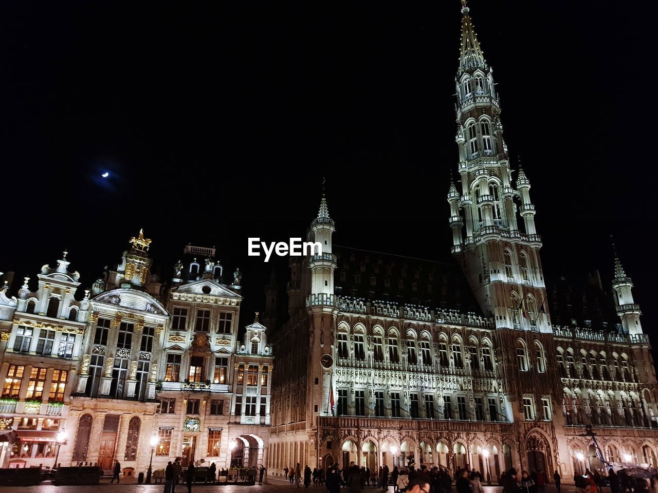 LOW ANGLE VIEW OF BUILDINGS AT NIGHT