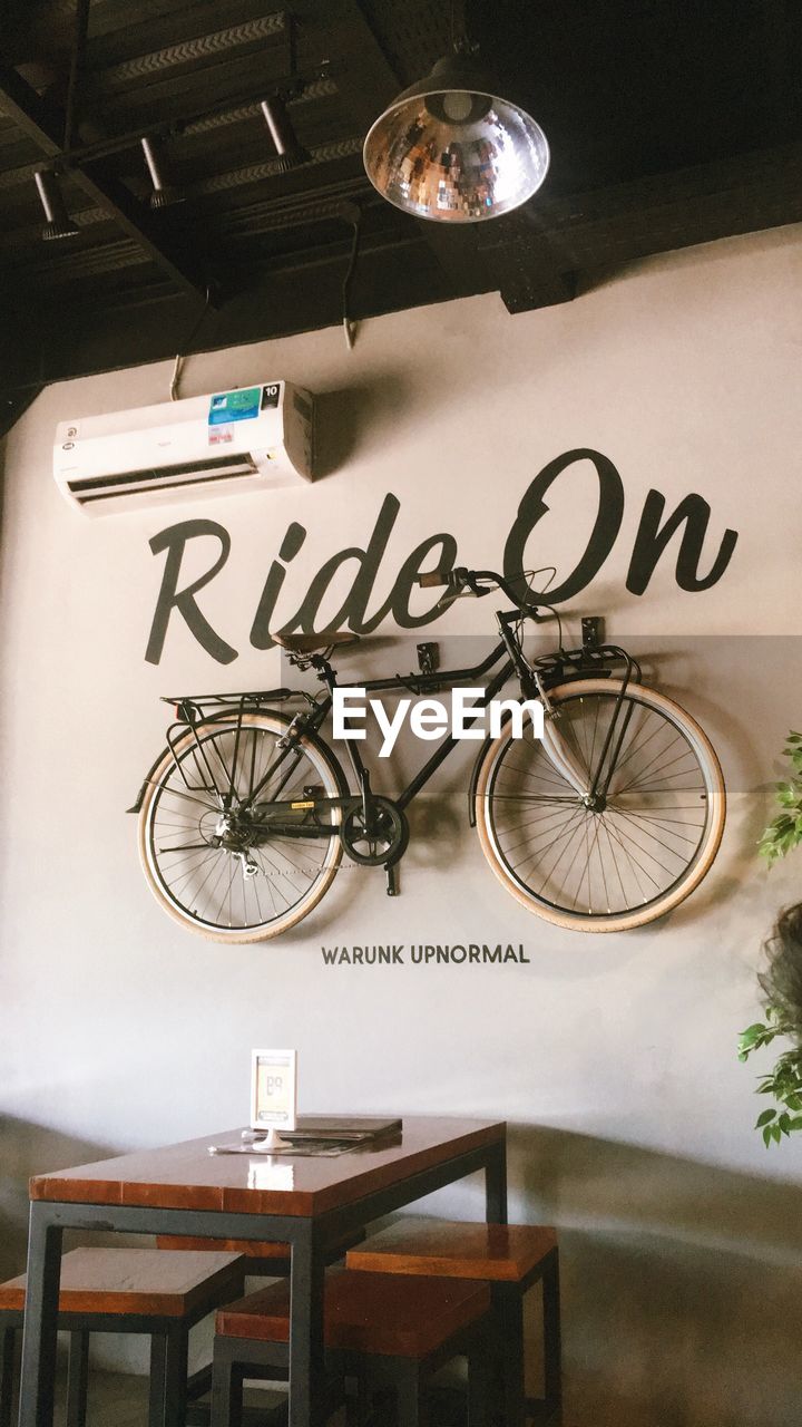 HIGH ANGLE VIEW OF BICYCLE ON TABLE