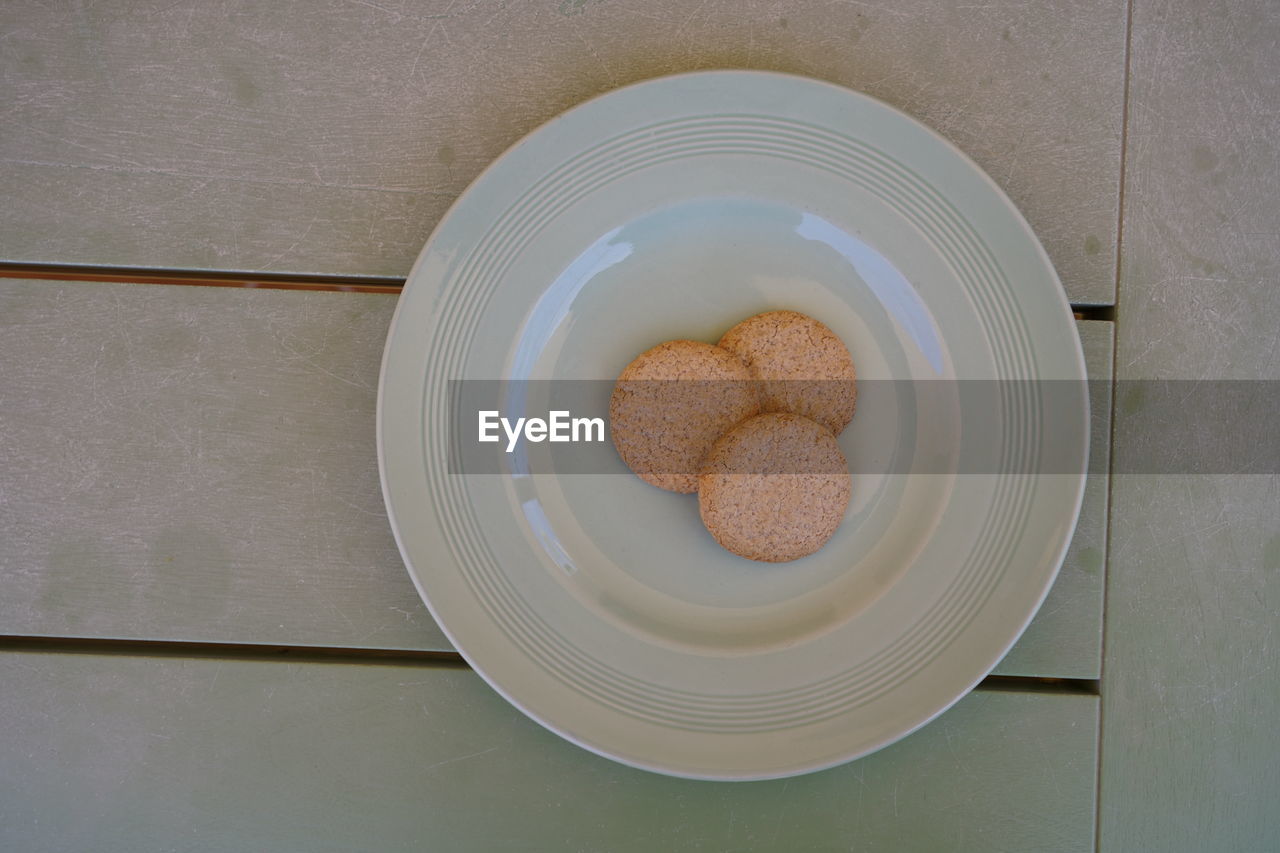 HIGH ANGLE VIEW OF COOKIES IN PLATE ON TABLE