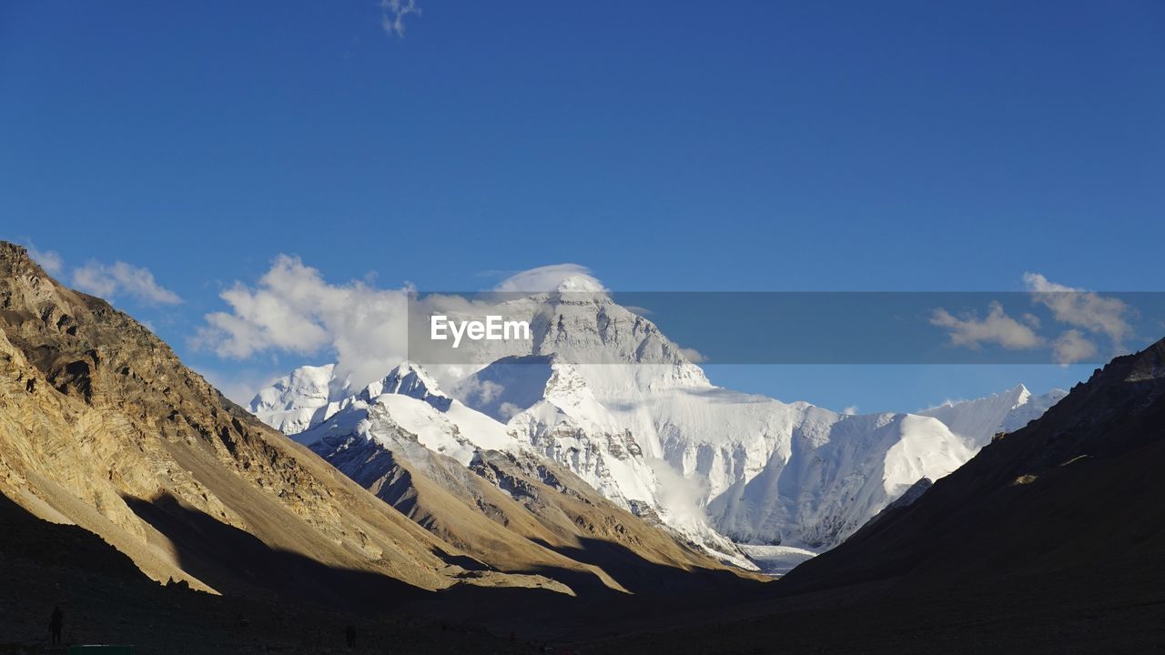 Scenic view of everest against blue sky