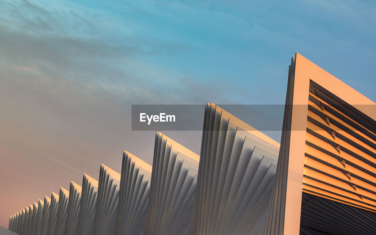 LOW ANGLE VIEW OF MODERN BUILDINGS AGAINST SKY