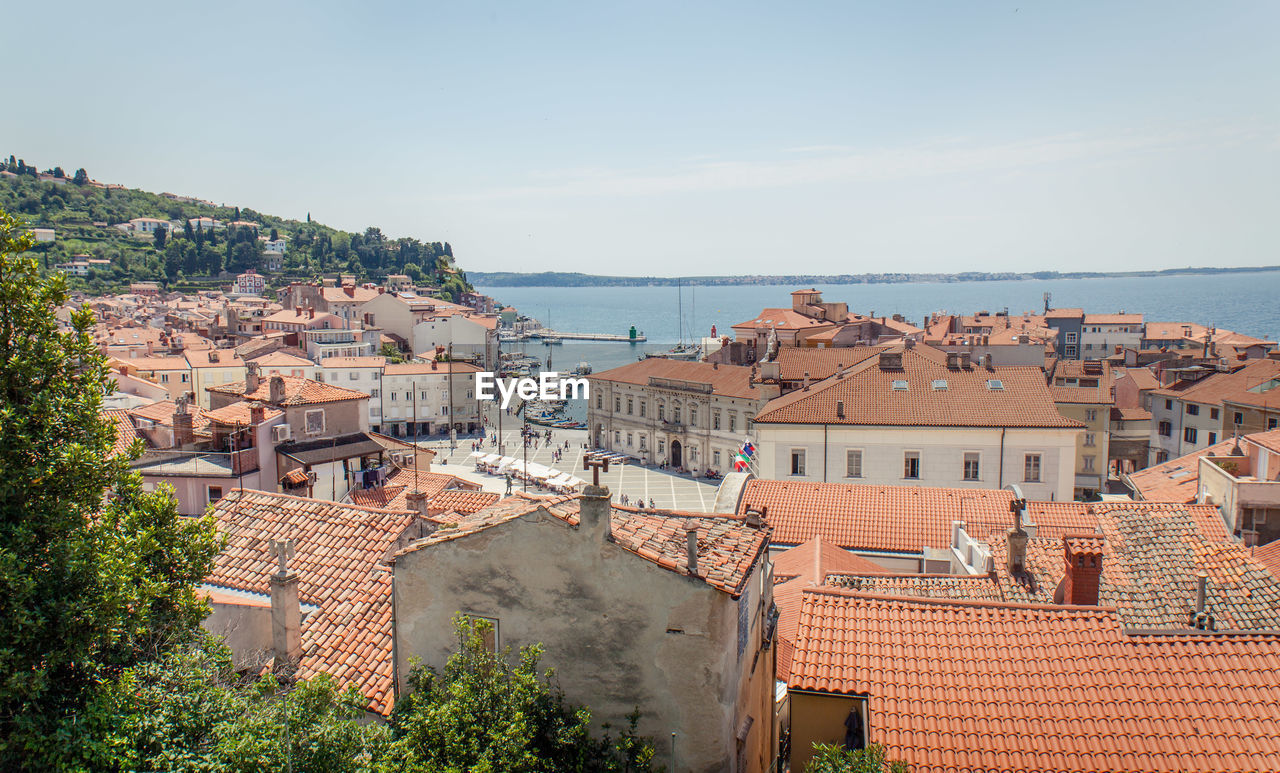 HIGH ANGLE VIEW OF TOWNSCAPE BY SEA