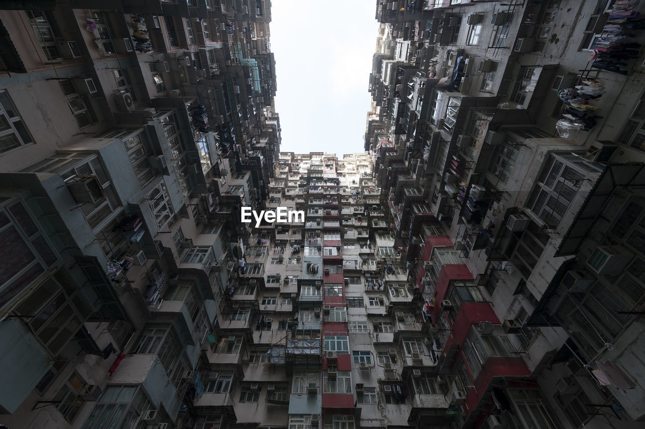 LOW ANGLE VIEW OF BUILDINGS IN CITY