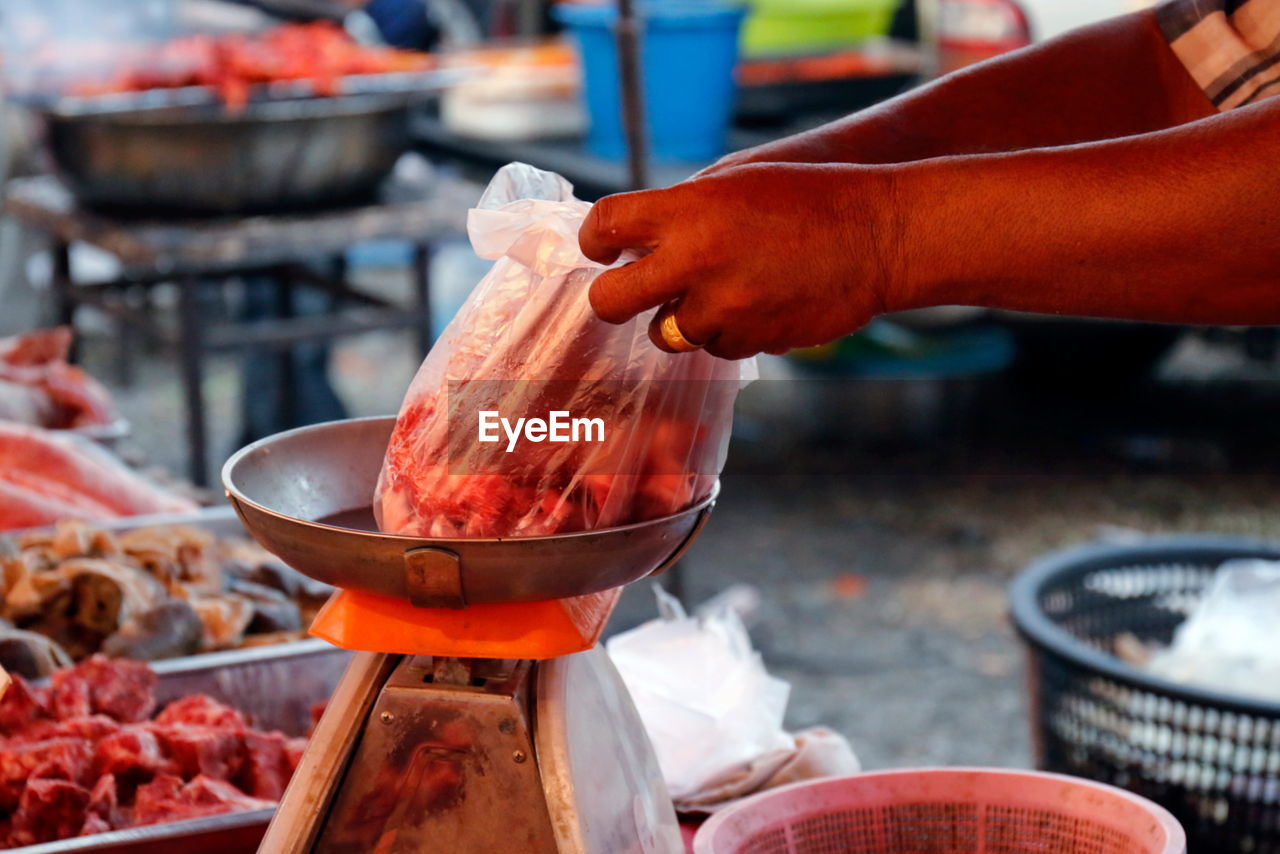 CROPPED IMAGE OF PERSON PREPARING FOOD