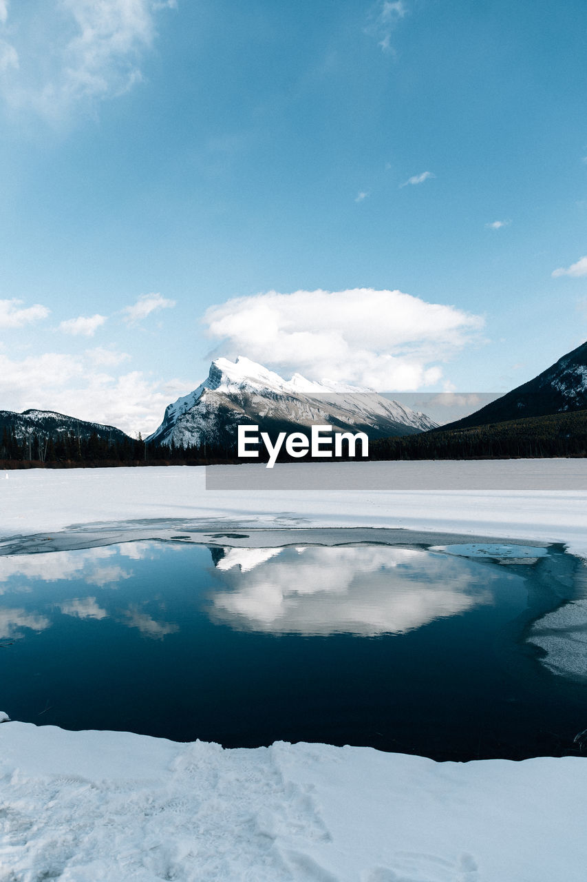 SCENIC VIEW OF LAKE AND SNOWCAPPED MOUNTAIN AGAINST SKY