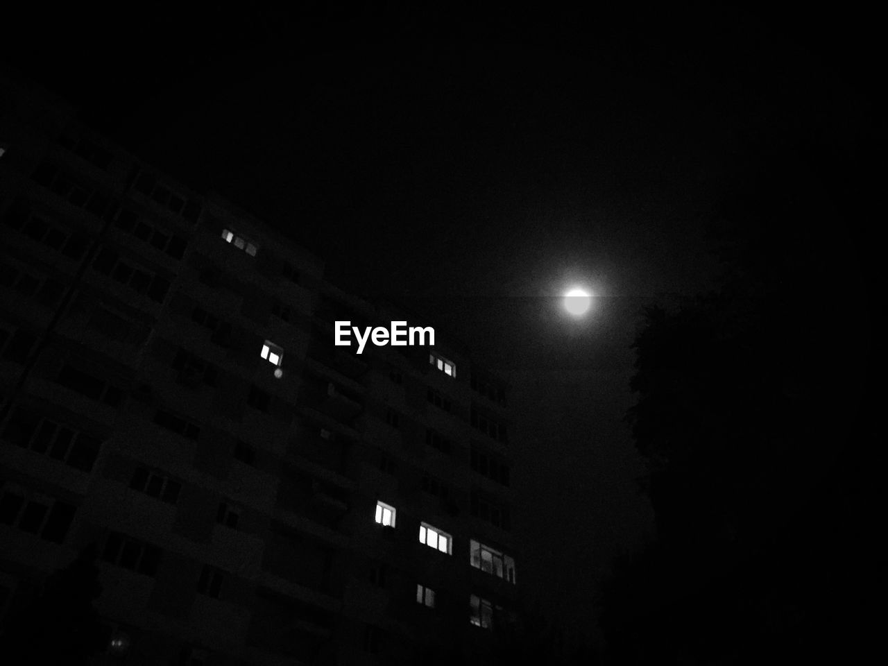 LOW ANGLE VIEW OF BUILDINGS IN CITY AT NIGHT