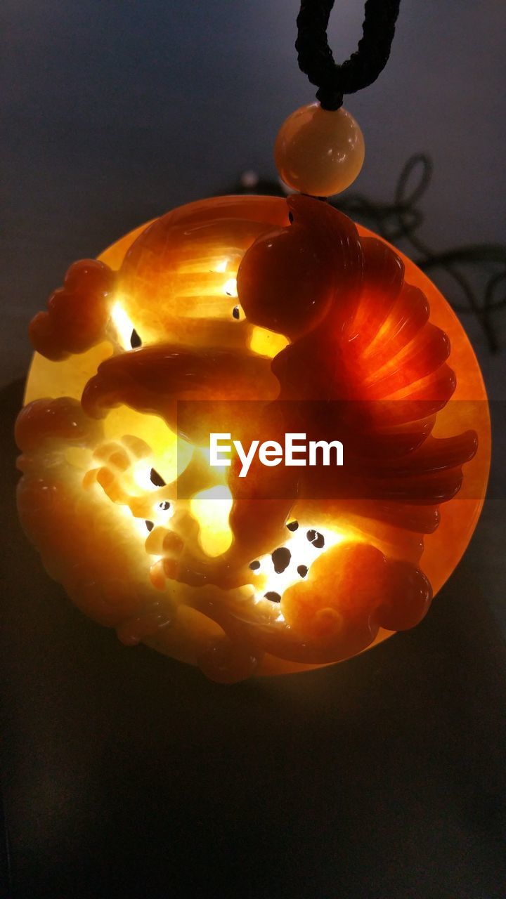 HIGH ANGLE VIEW OF ORANGE IN PLATE ON TABLE