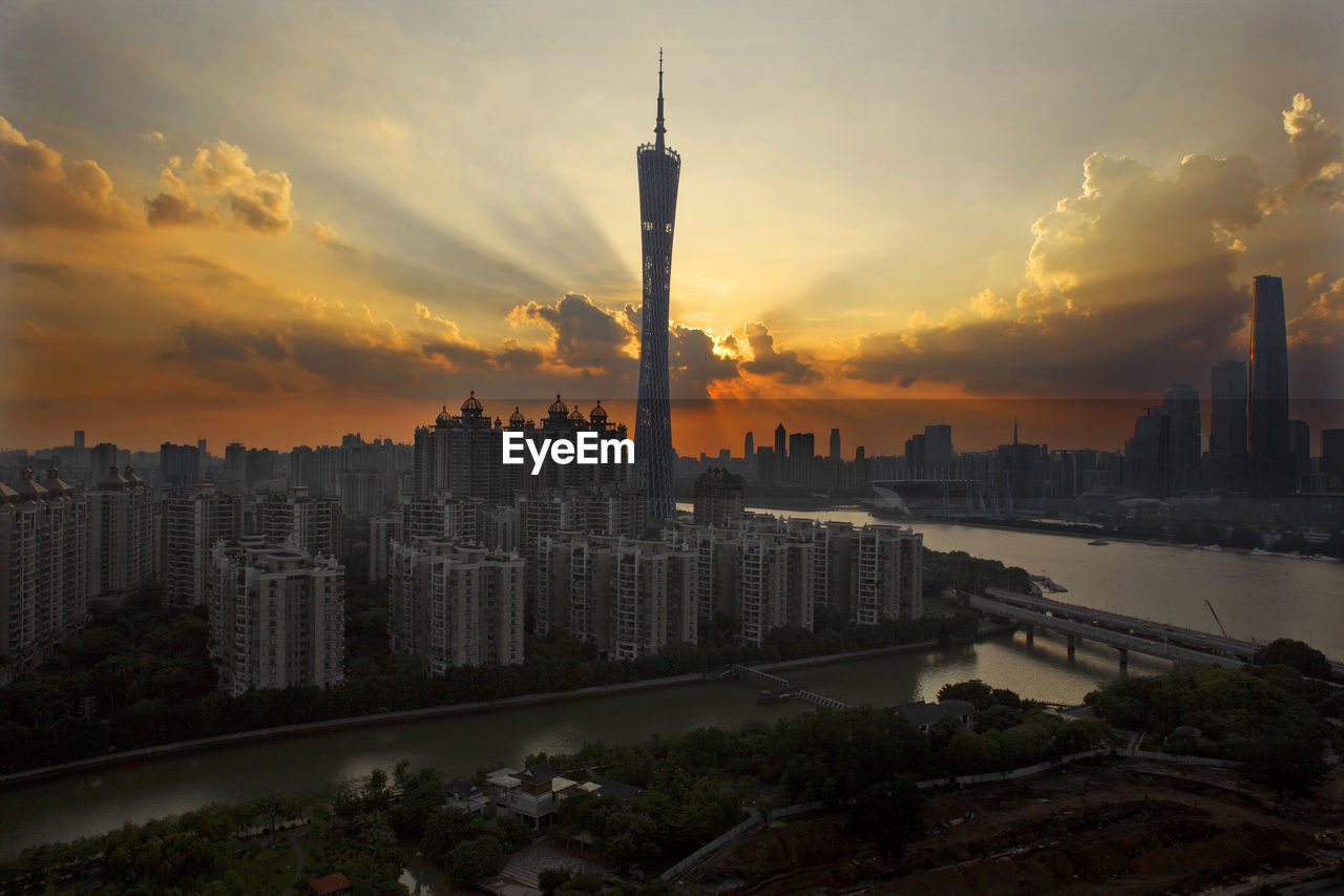VIEW OF BUILDINGS AGAINST CLOUDY SKY