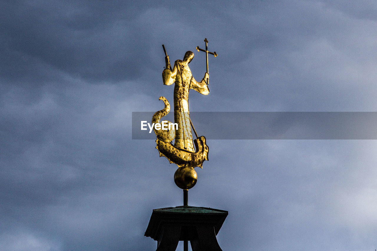 LOW ANGLE VIEW OF STATUE