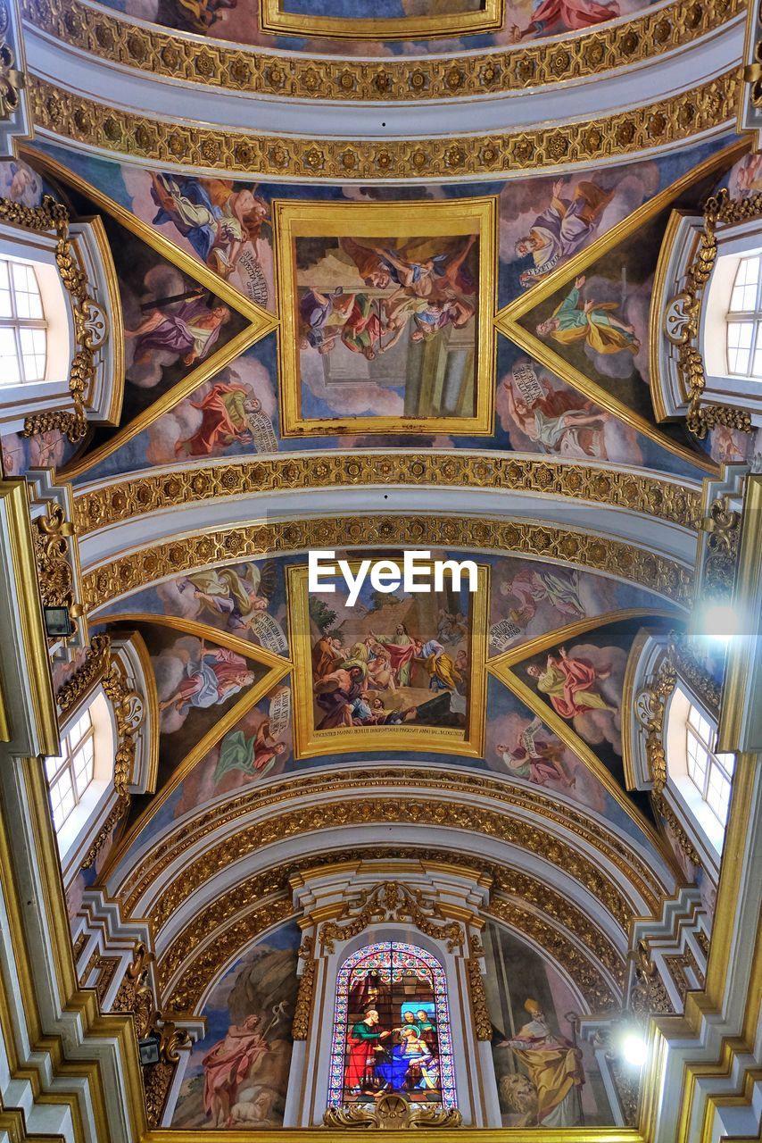 LOW ANGLE VIEW OF CEILING OF ORNATE BUILDING