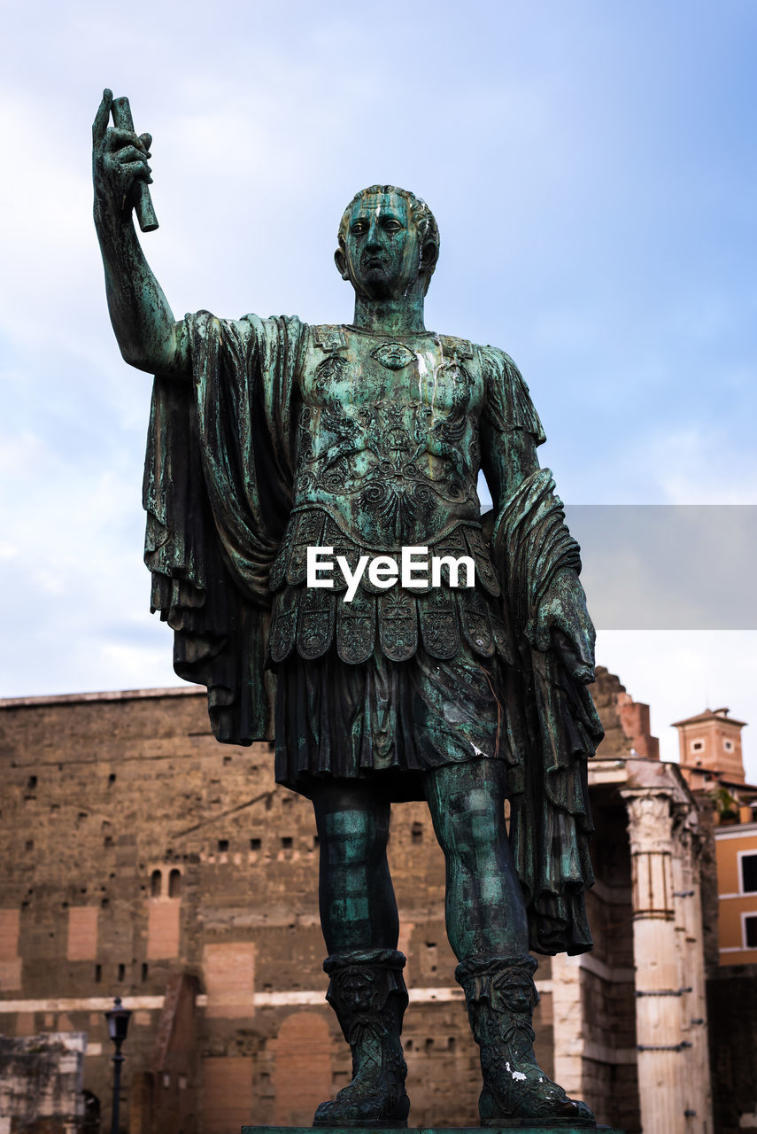 LOW ANGLE VIEW OF STATUE OF HISTORICAL BUILDING