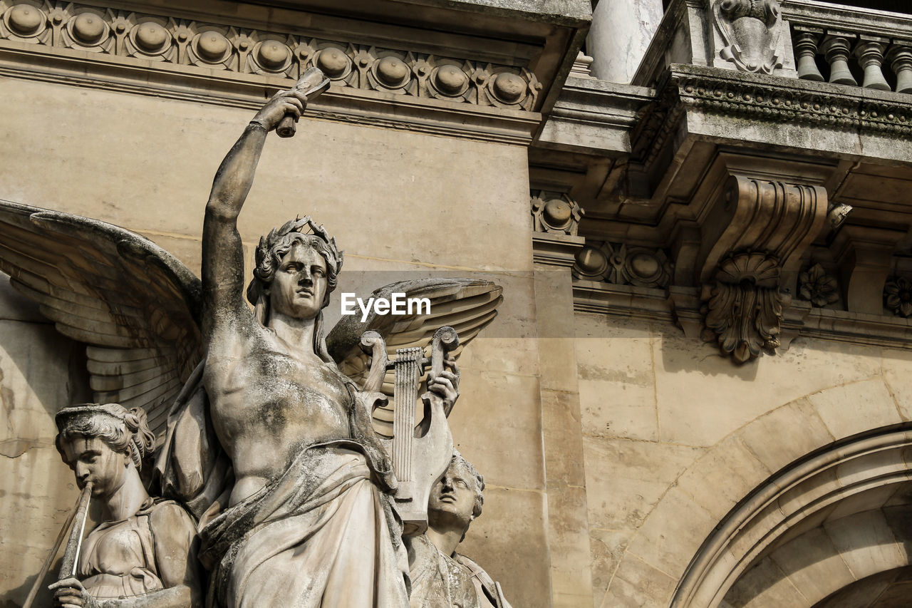 LOW ANGLE VIEW OF STATUES ON BUILDING