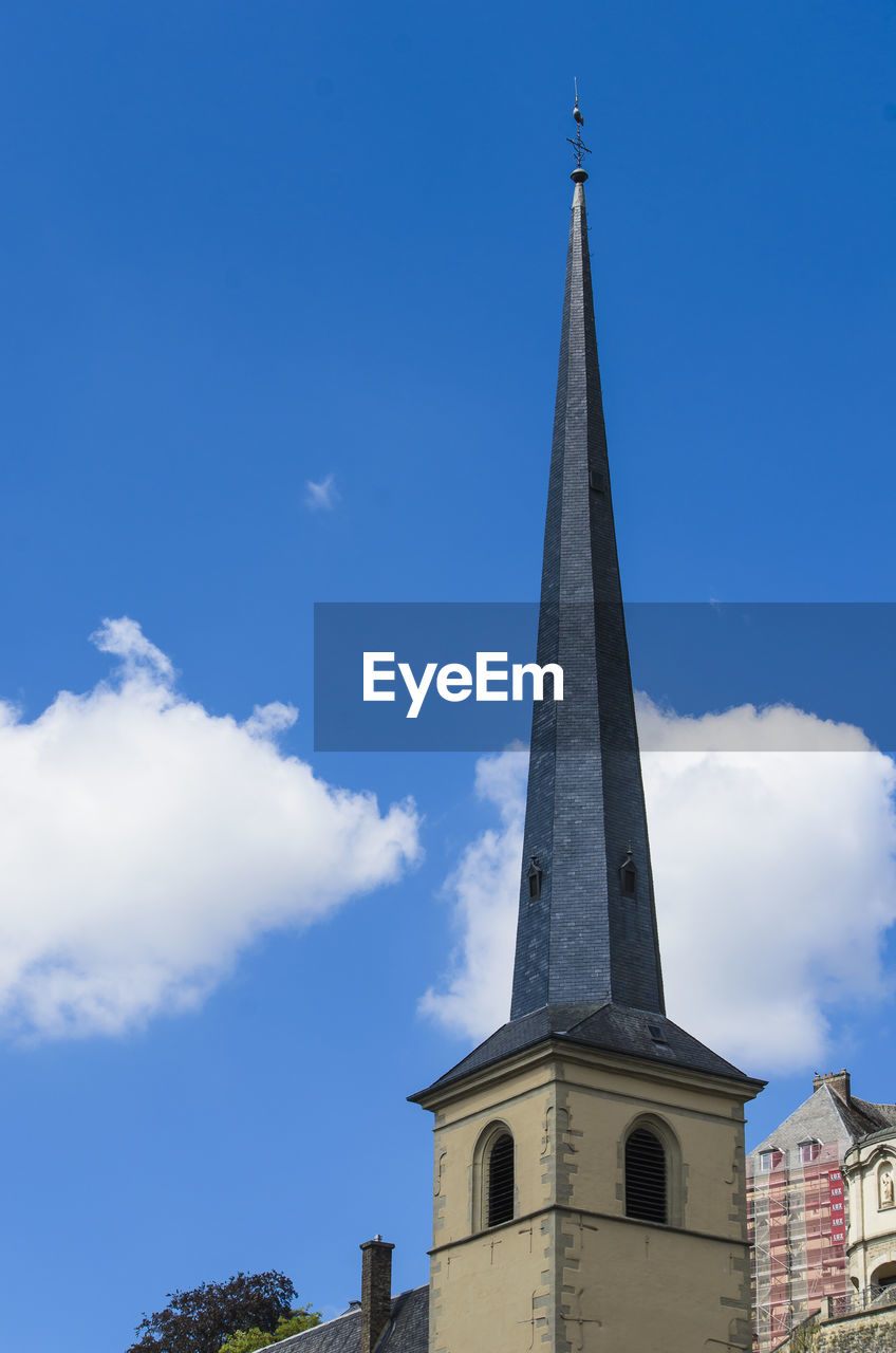 LOW ANGLE VIEW OF BUILT STRUCTURE AGAINST BLUE SKY