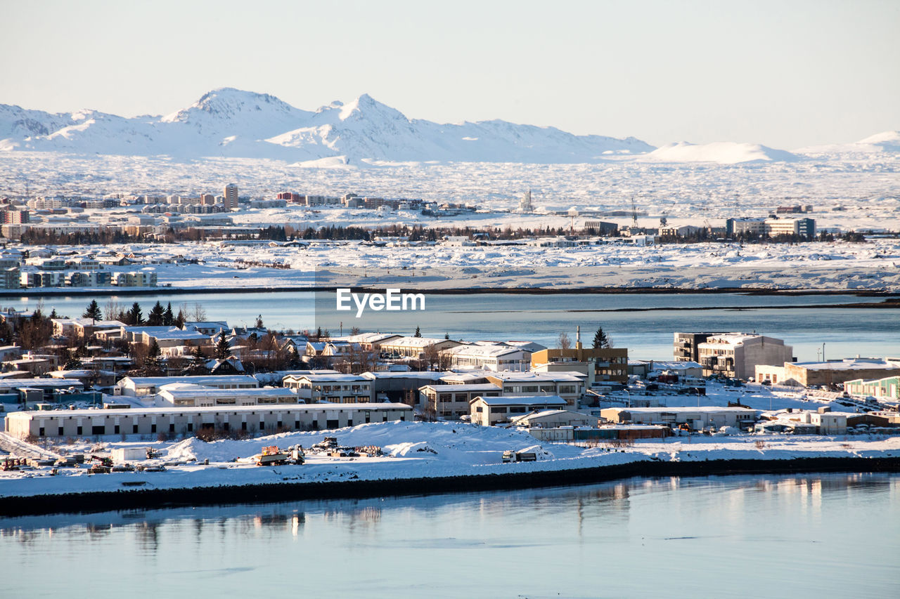 SCENIC VIEW OF SEA AND TOWNSCAPE AGAINST SKY