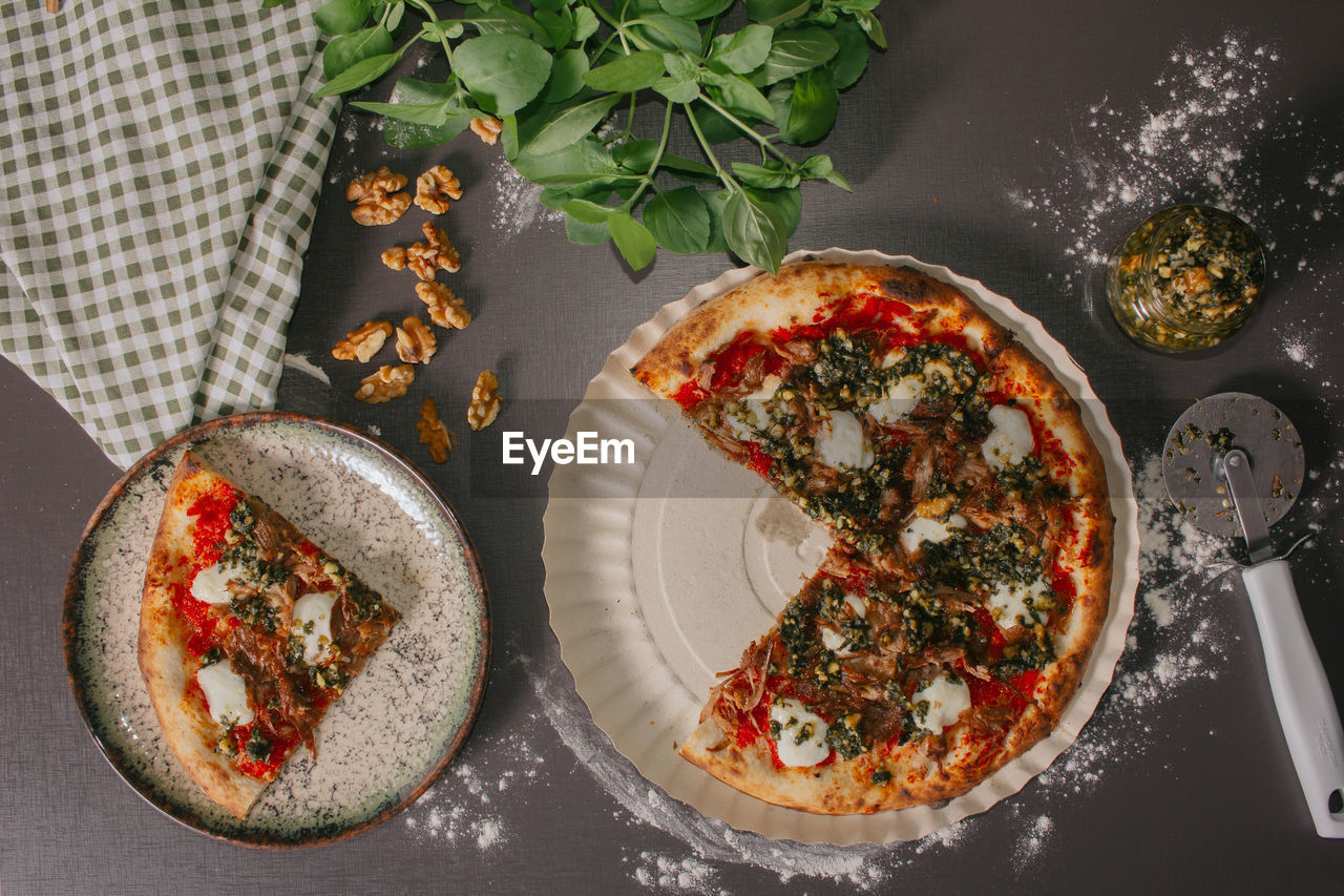 HIGH ANGLE VIEW OF PIZZA ON PLATE