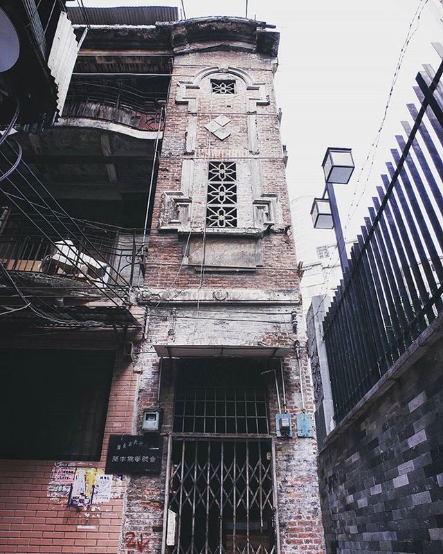 LOW ANGLE VIEW OF BUILDINGS IN CITY