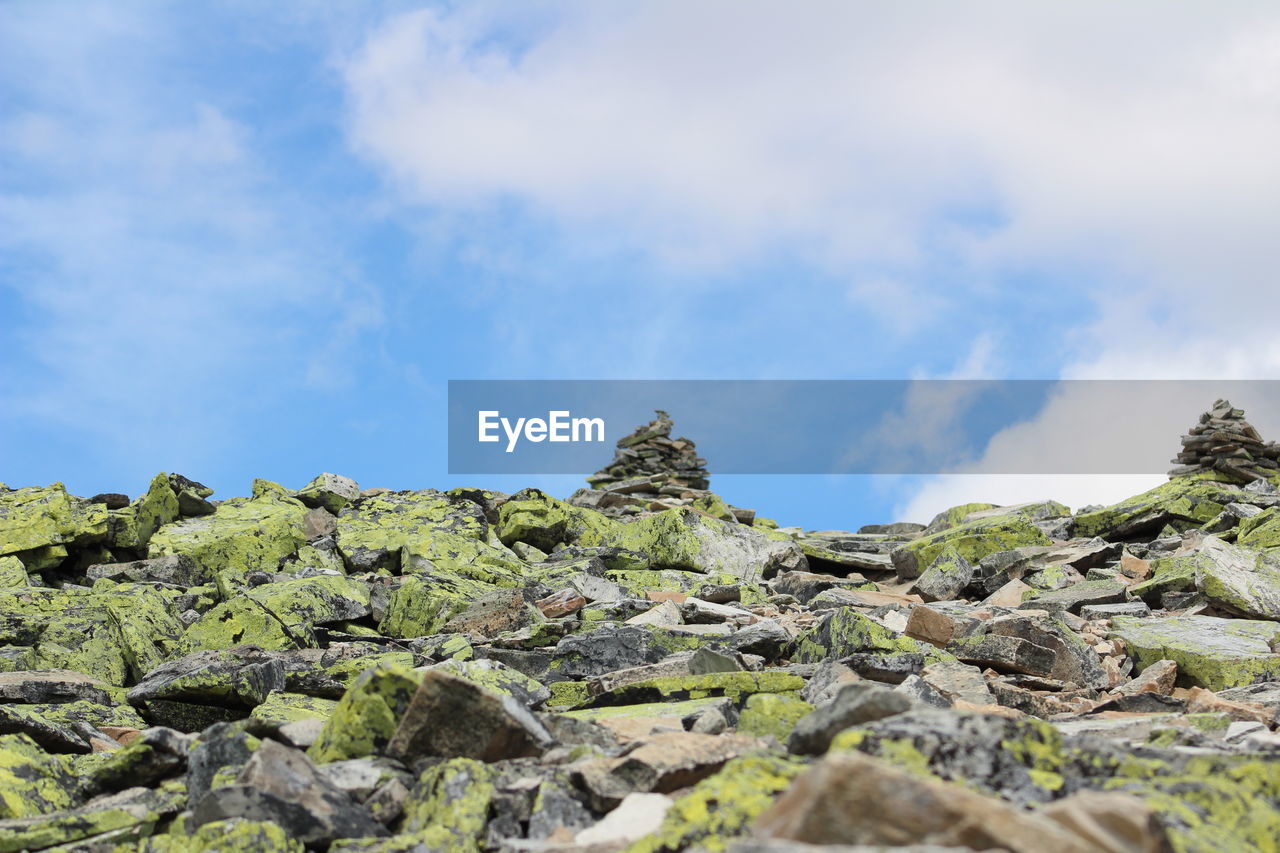 LOW ANGLE VIEW OF ROCKS AND MOUNTAIN AGAINST SKY