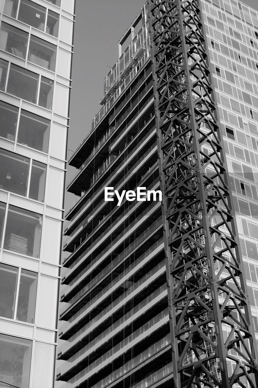 LOW ANGLE VIEW OF BUILDINGS AGAINST SKY