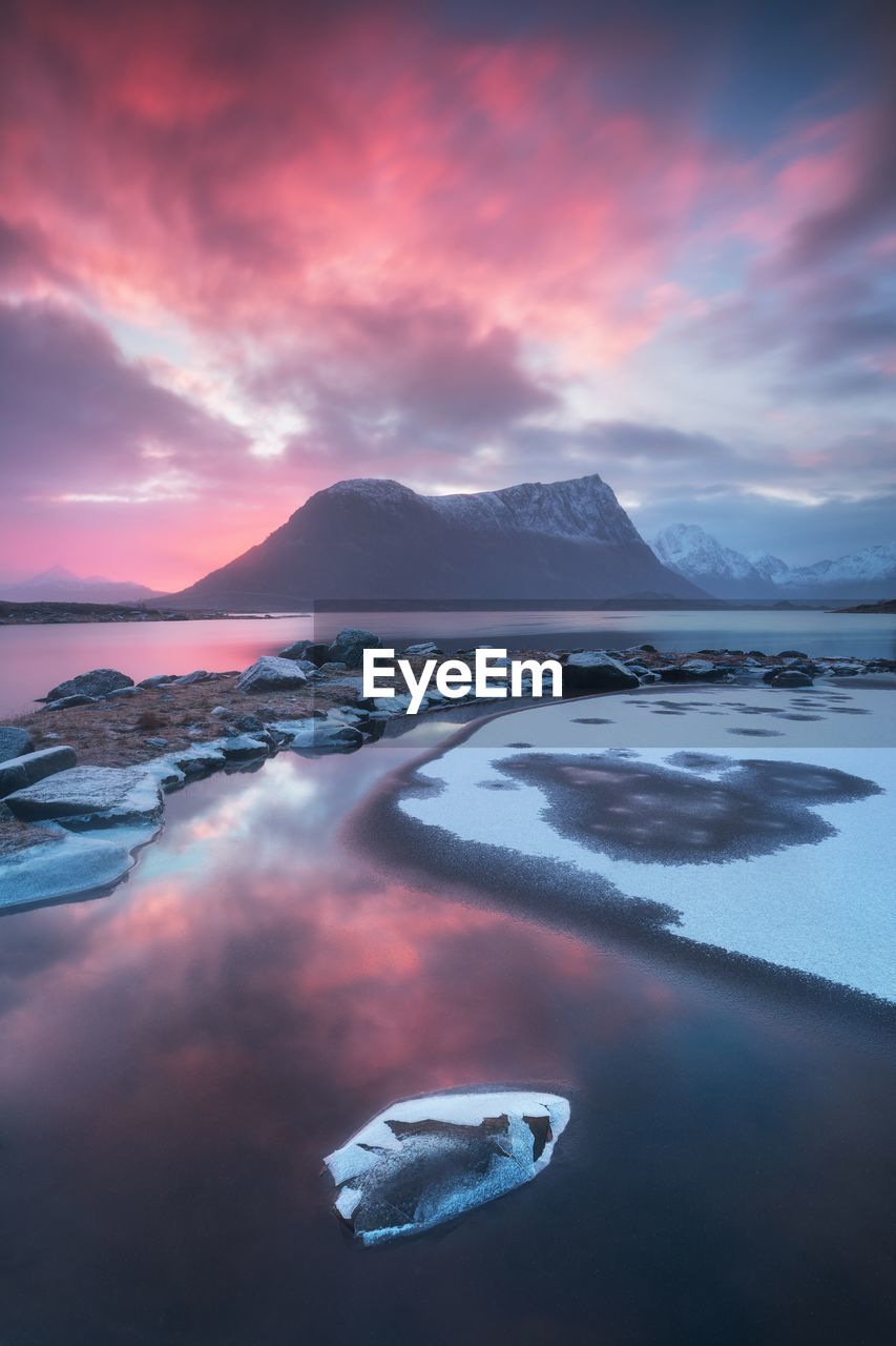 SCENIC VIEW OF SEA AGAINST SKY DURING WINTER