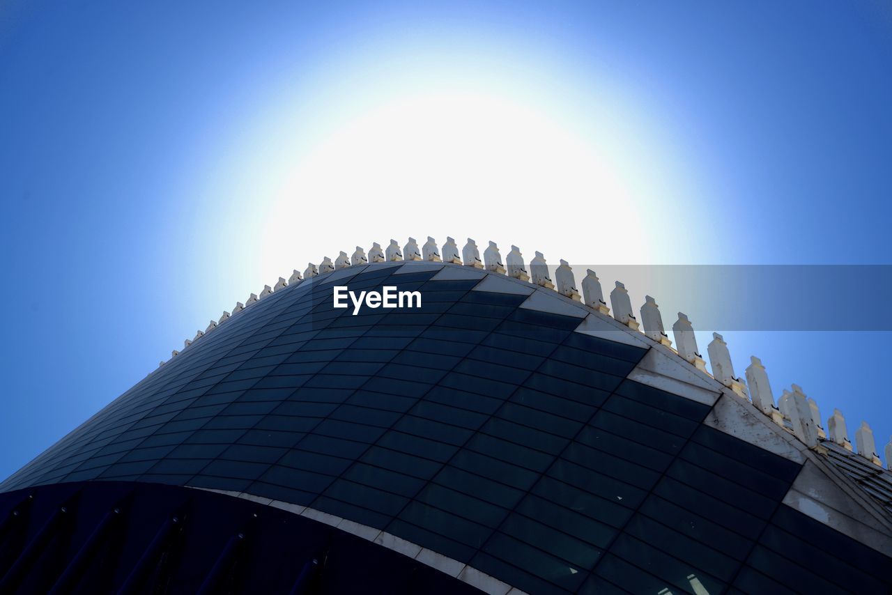 LOW ANGLE VIEW OF BUILDING AGAINST CLEAR SKY