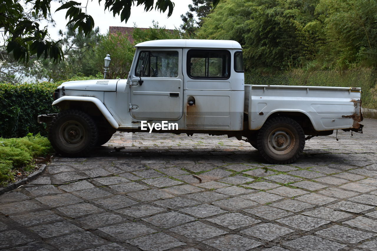 VINTAGE CAR ON STREET