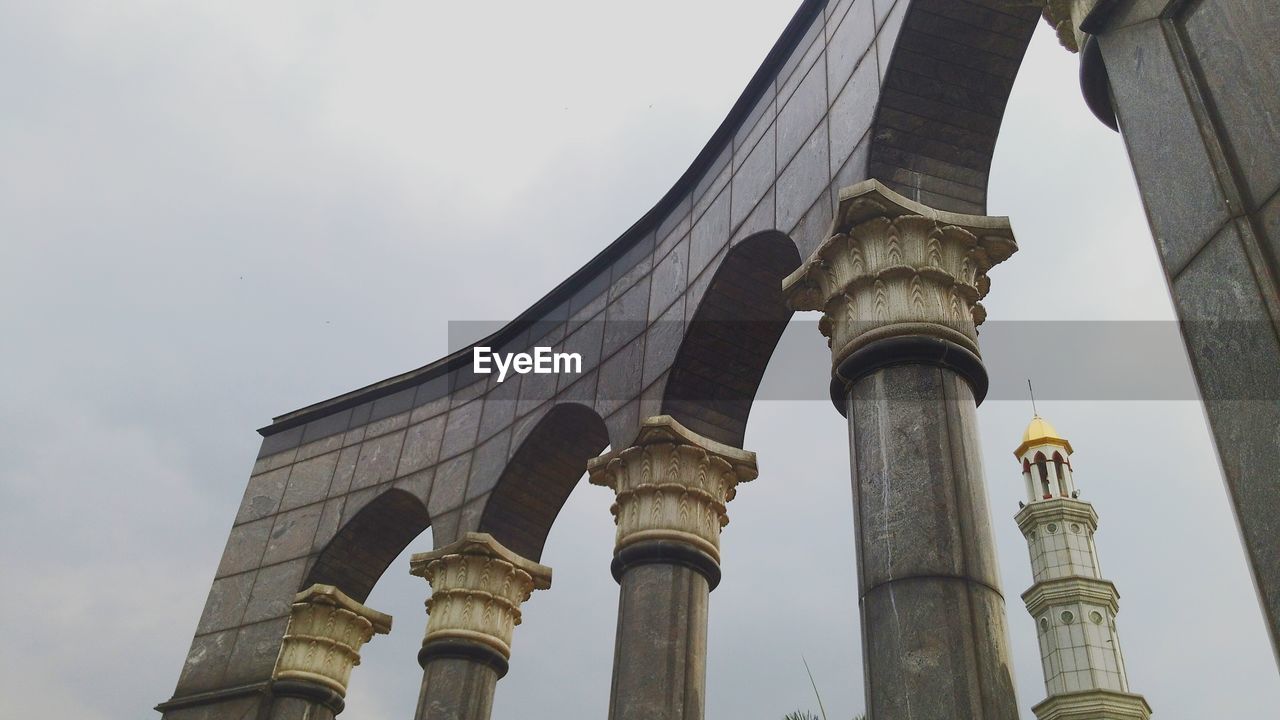 LOW ANGLE VIEW OF HISTORICAL BUILDING AGAINST SKY