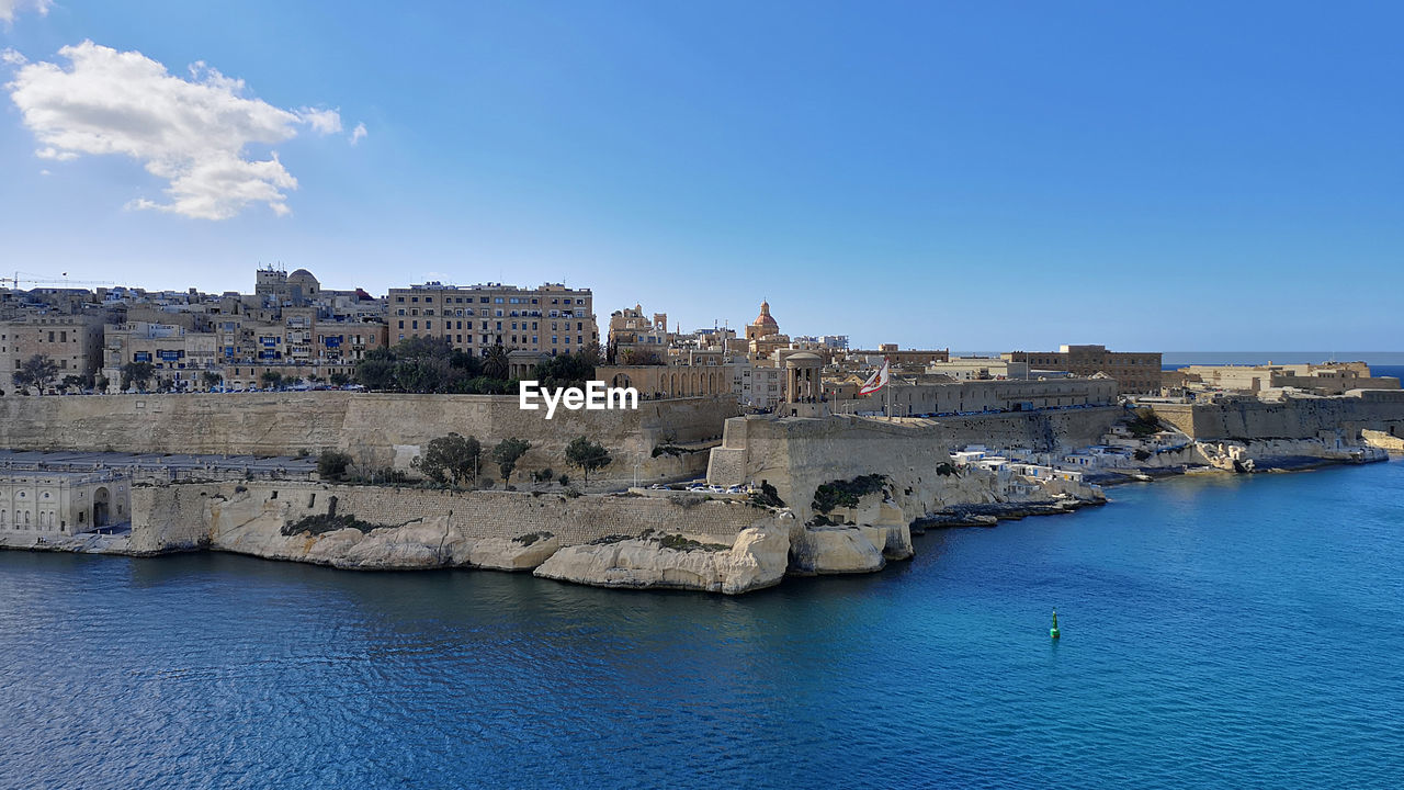 PANORAMIC VIEW OF SEA AND BUILDINGS AGAINST SKY