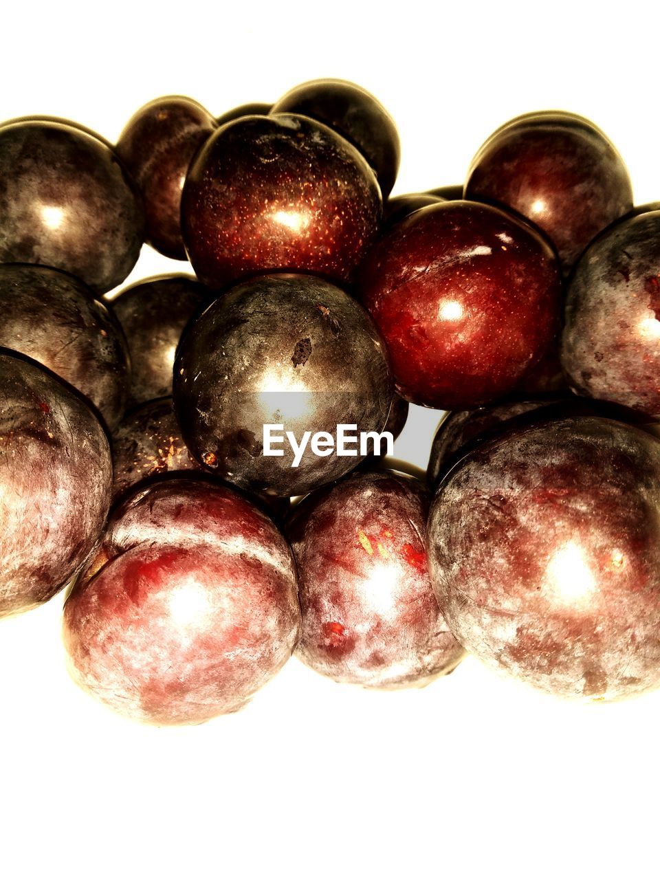 DIRECTLY ABOVE SHOT OF APPLES IN BASKET