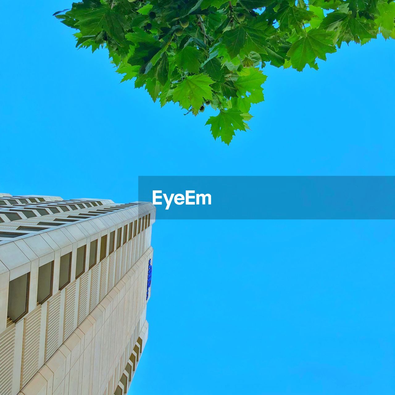 LOW ANGLE VIEW OF BUILDING AGAINST CLEAR SKY